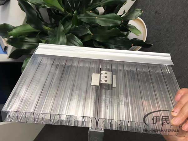 U-shaped locking plate